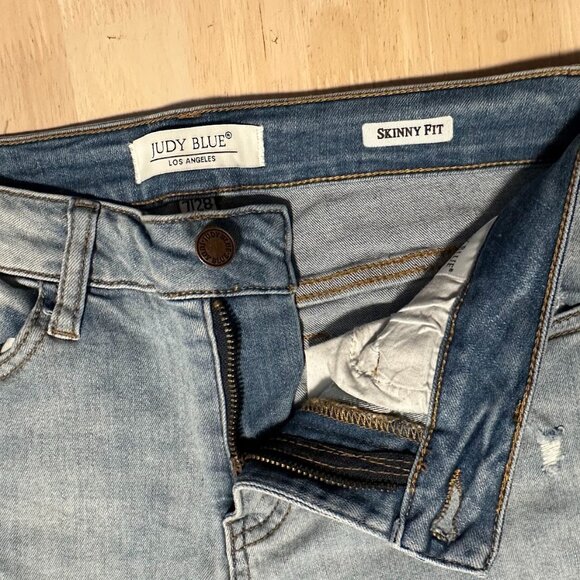 Judy Blue Floral Patch Jeans Distressed Lightwash Roll Hem Skinny Fit Women 28 - Picture 5 of 12